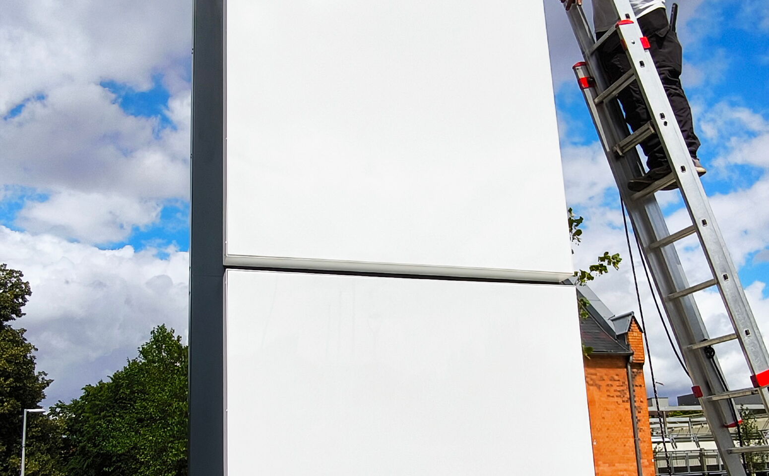 Bild Stele im Aufbau ohne Folierung