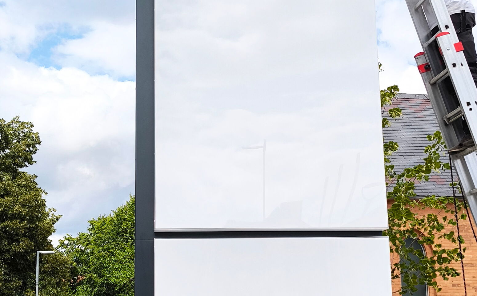 Bild Stele im Aufbau ohne Folierung