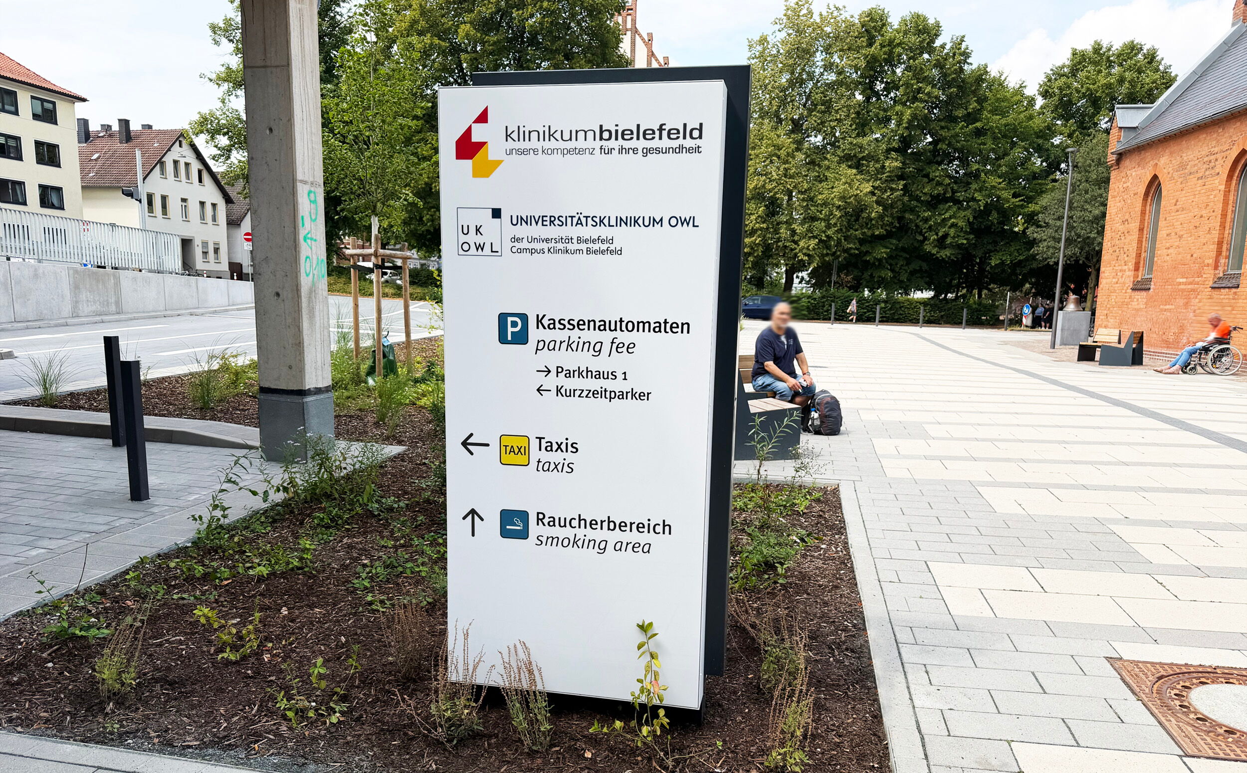 Stele vor dem Haupteingang